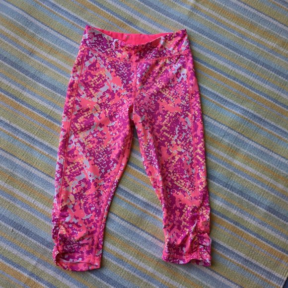 ⭐ Old Navy active pink print cropped pants large - Picture 1 of 8